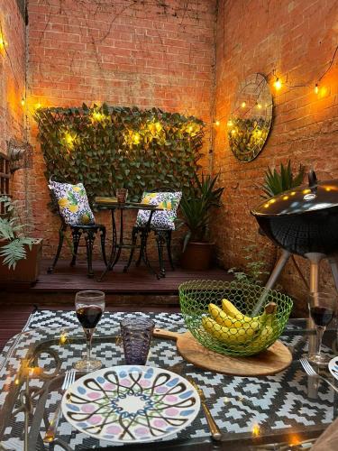 Niru Experience Chelsea Oasis with Courtyard