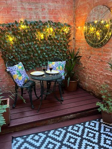 Niru Experience Chelsea Oasis with Courtyard
