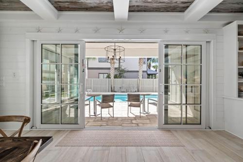 Eight-Bedroom House image 6