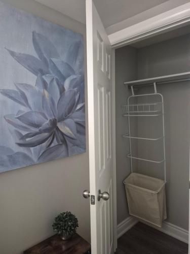 Whitby one bedroom apartment in 惠特比