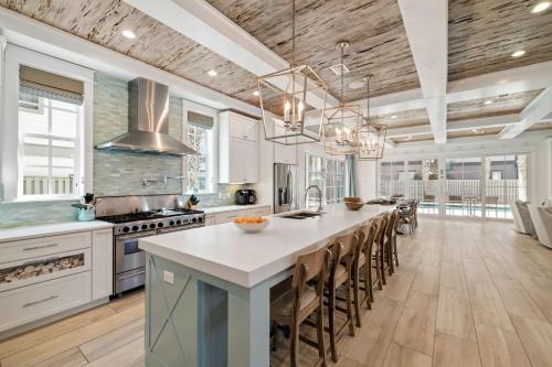 Eight-Bedroom House image 3