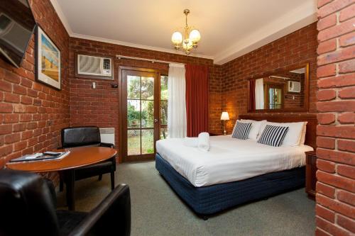 Armour Motor Inn Ideally located in the prime touristic area of Beechworth, Armour Motor Inn promises a relaxing and wonderful visit. The property features a wide range of facilities to make your stay a pleasant exper