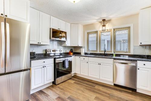 8 Mi to Central Minneapolis Modern Home with Yard in ริชฟิลด์ (MN)