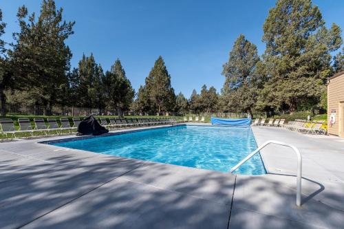 Exterior view of Canyon Rim at Eagle Crest