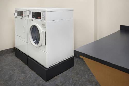 Fairfield Inn & Suites by Marriott Reading Wyomissing - image 11