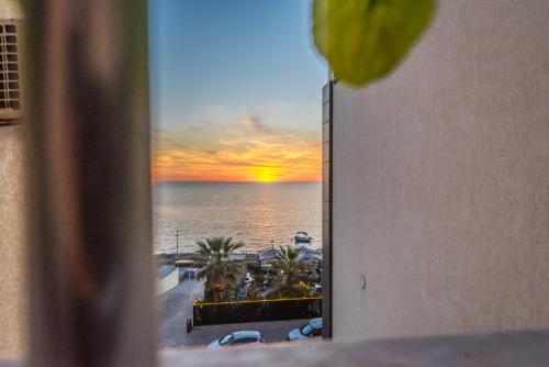 Two-Bedroom Apartment with Balcony and Sea View image 5
