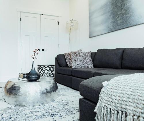 Sapphire Lux Queen Suite · Kamloops