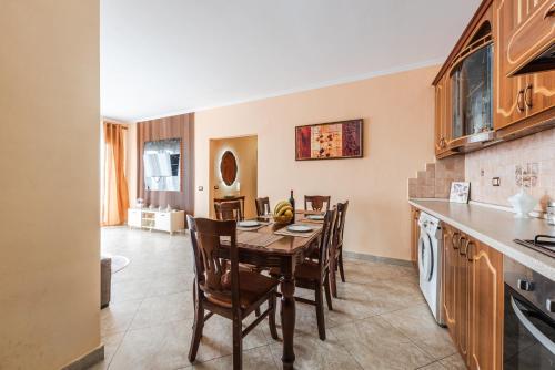 Two-Bedroom Apartment with Sea View image 2