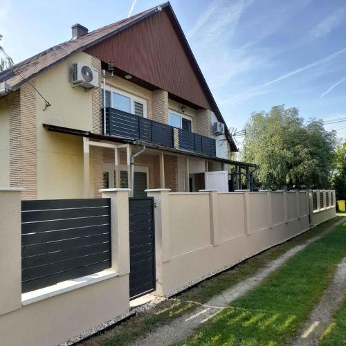 Holiday Homes in Balatonmariafürdo 48114 – khách sạn tại Balatonmariafurdo