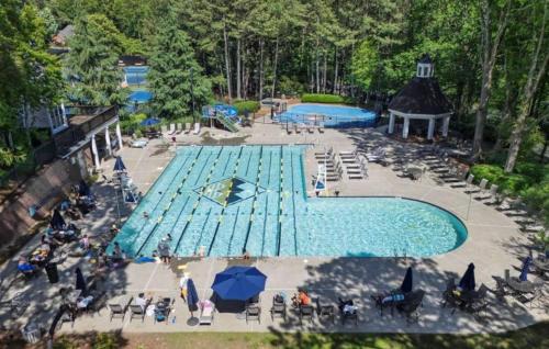 Modern Escape, Pool, Golf, Game Room, Gym, 10min Lake & Downtown in 伍德斯托克