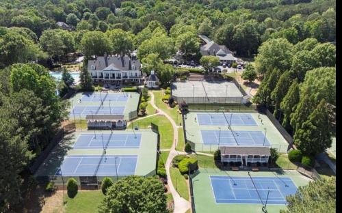 Modern Escape, Pool, Golf, Game Room, Gym, 10min Lake & Downtown in 伍德斯托克