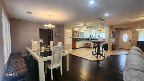 บริการและสิ่งอำนวยความสะดวก, Spacious Downtown 4 Bedroom in คลาร์กสวิล (AR)