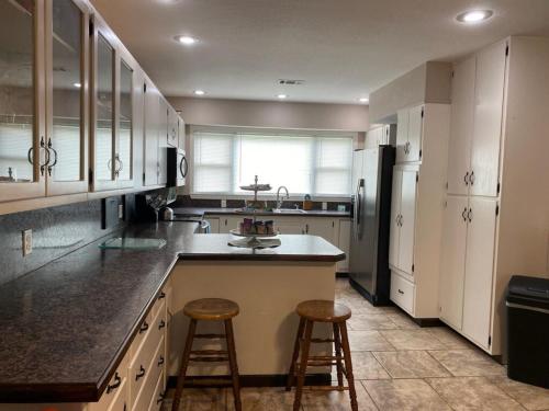 ห้องครัว, Spacious Downtown 4 Bedroom in คลาร์กสวิล (AR)