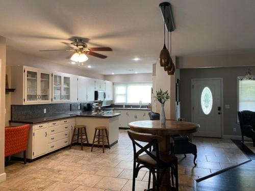 ห้องครัว, Spacious Downtown 4 Bedroom in คลาร์กสวิล (AR)