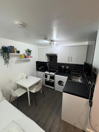 Modern Studio Flat by Belsize Park Station, London