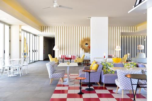 Bar/lounge, Pestana Alvor South Beach in Torralta