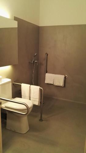 Double or Twin Room Without Views - Disability Access image 5
