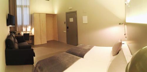Double or Twin Room Without Views - Disability Access image 9