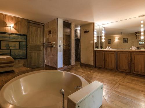 Vannas istaba, Ritzy Mansion in Sourzac with Tennis Court in Sourzac