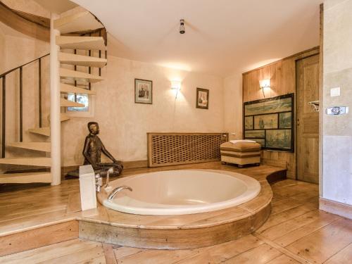Vannas istaba, Ritzy Mansion in Sourzac with Tennis Court in Sourzac