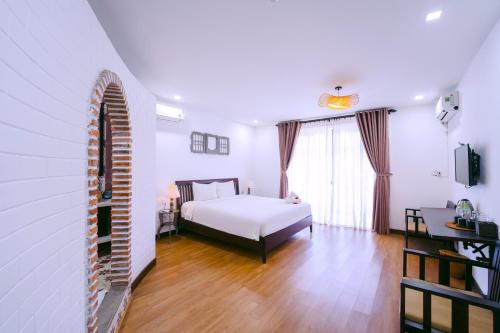 Deluxe Double Room with Balcony image 10
