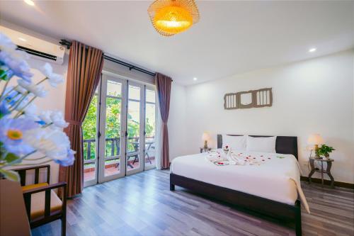 Queen Room with Garden View image 10