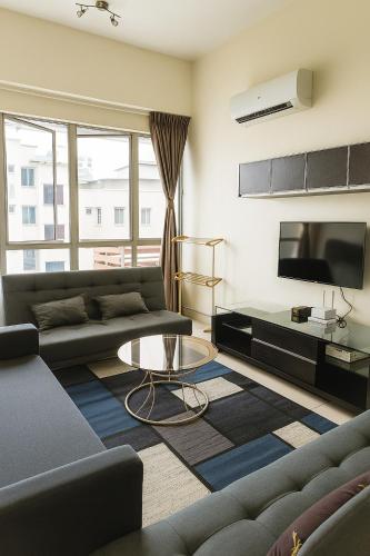 E-Tiara Apt King Size Bed 1-7pax LRT YSW Homes