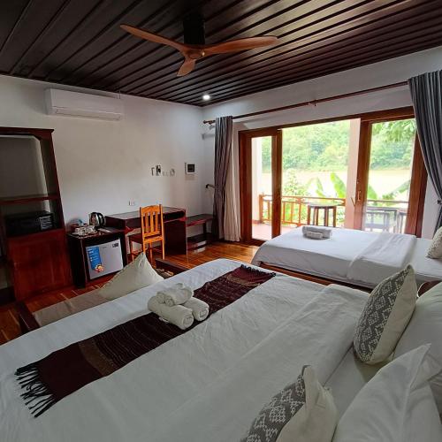 1 king bed, 1 twin bed