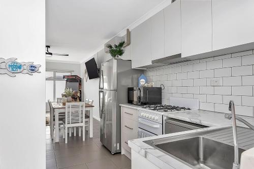 Stylish Seaside Suite with Arcade and Balcony in Henley Beach