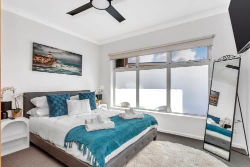 Stylish Seaside Suite with Arcade and Balcony in Henley Beach