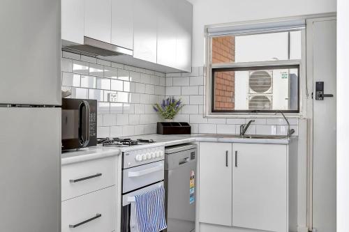 Stylish Seaside Suite with Arcade and Balcony in Henley Beach