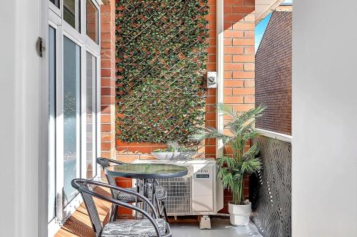 Stylish Seaside Suite with Arcade and Balcony in Henley Beach