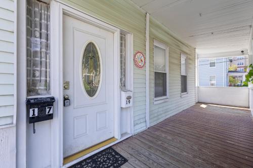 19 Malden 3Br Apt on 2F with WIFi and Free parking with Windows AC in Malden