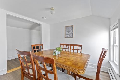19 Malden 3Br Apt on 2F with WIFi and Free parking with Windows AC in Malden