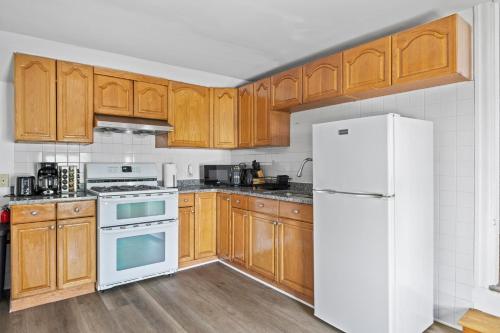 19 Malden 3Br Apt on 2F with WIFi and Free parking with Windows AC in Malden