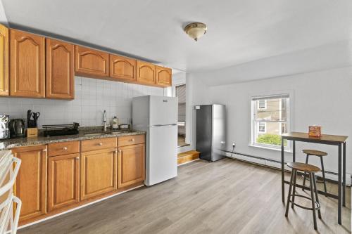 19 Malden 3Br Apt on 2F with WIFi and Free parking with Windows AC in Malden