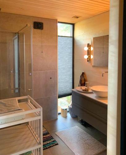 Vista exterior, Live Among Trees In An Architect Drawn Cabin in Skjaerhalden