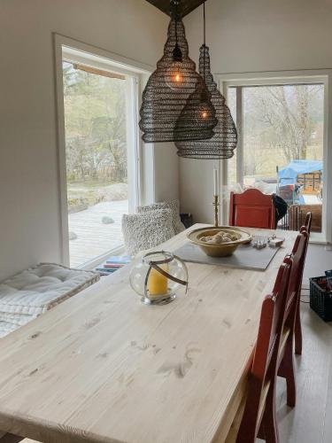 Зовнішній вигляд готелю, Cozy Modern Cabin In West Norway With View in Алфотен
