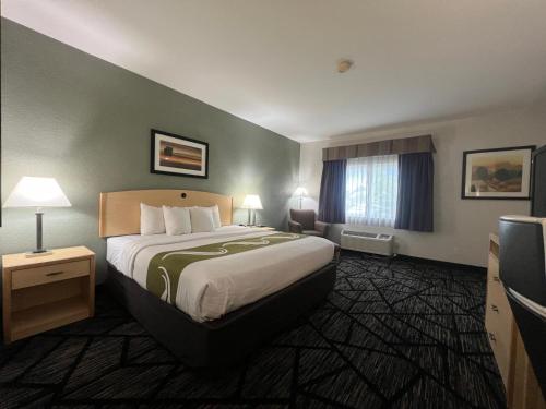 King Suite with Hot Tub - Non-Smoking