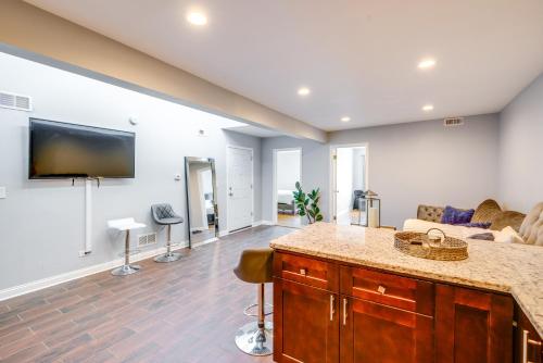 5 Mi to Midway Walkable Chicago Apartment in West Elsdon