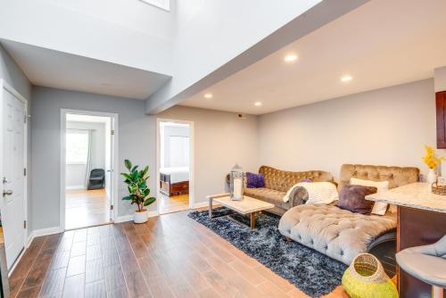 5 Mi to Midway Walkable Chicago Apartment in West Elsdon