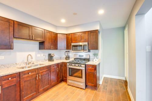 5 Mi to Midway Walkable Chicago Apartment in West Elsdon