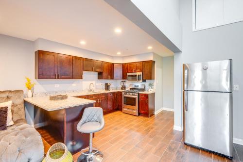 5 Mi to Midway Walkable Chicago Apartment in West Elsdon