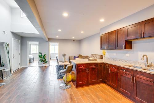 5 Mi to Midway Walkable Chicago Apartment in West Elsdon