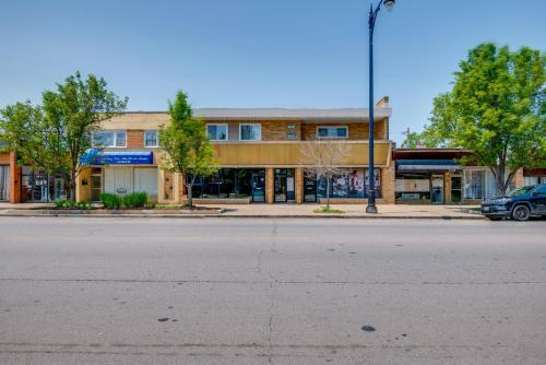 5 Mi to Midway Walkable Chicago Apartment in West Elsdon