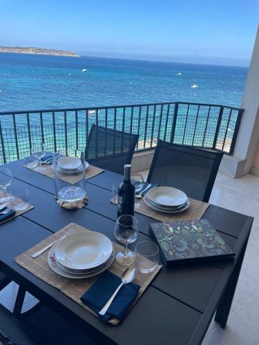 Luxury Seafront Apartment with Panoramic Views- Ghadira, Mellieha Bay