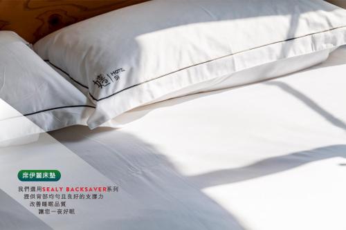 Deluxe Double Room with Balcony image 5