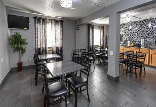 Travelodge by Wyndham Muskegon in Muskegon, USA