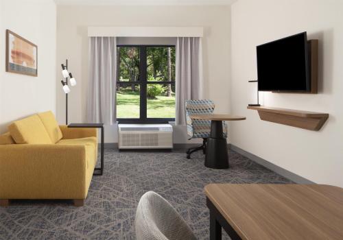 2 queen beds, 1 sofa bed