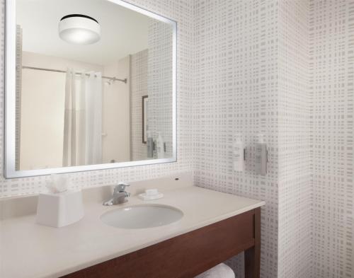 Hampton Inn & Suites Tampa-North - image 12